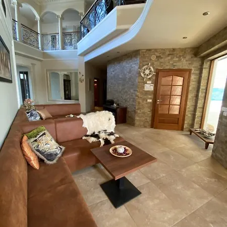 Homestay Diamond House *